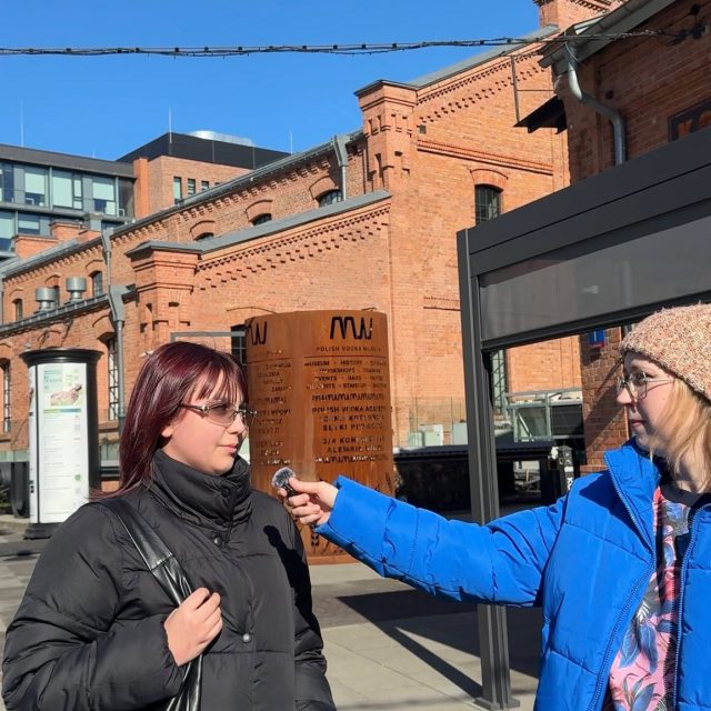 Najpiękniejsze komplementy? Te, które zostają z nami na długo. 🌹 A powody do dumy? Każda z nas ma ich naprawdę wiele.  Życzymy Wam samych trafionych komplementów i wielu powodów do dumy - nie tylko w Dzień Kobiet. 💚  A my dziękujemy @wedelkoneser za czekoladki dla Naszych Koneserek! 🍫  #koneser #dzieńkobiet #warszawa #komplementy