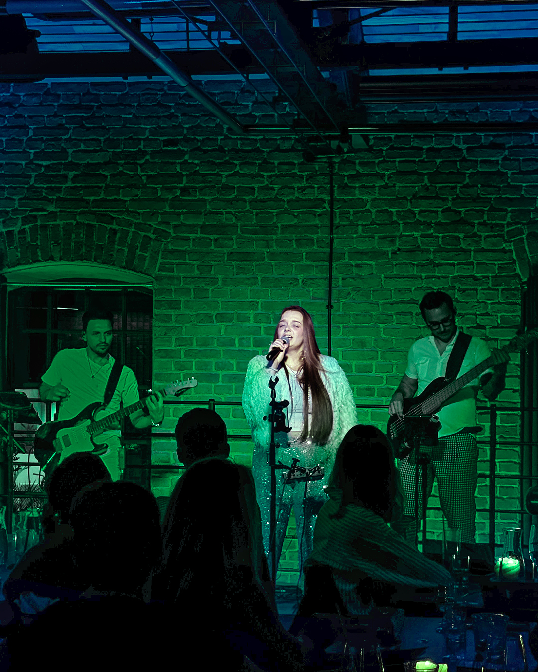 Wieczory pełne muzyki, smaków i niepowtarzalnej atmosfery? ✨  Przyjdź na Concert & Dining - tutaj koncert spotyka się z kolacją serwowaną w eleganckiej restauracyjnej oprawie. Możesz wybrać bilet z autorskim trzydaniowym menu lub skorzystać z oferty à la carte dostępnej na miejscu, tworząc idealne połączenie smaków i muzycznych emocji. 🎶  Nadchodzące koncerty w ramach cyklu:
• Kiss Of Life: Tribute To Sade | Julia Jadczyszyn - 13.03 | 19:00
• Back To Black: Tribute to Amy Winehouse | Ania Si - 23.03 | 19:00
• Tribute to Miles Davis - 26.03 | 19:00  📍 @scenakotlownia, Centrum Praskie Koneser
🎟️ Bilety na tremawarszawa.pl  #koneser #scenakotlownia #koncerty #wydarzenia #warszawa