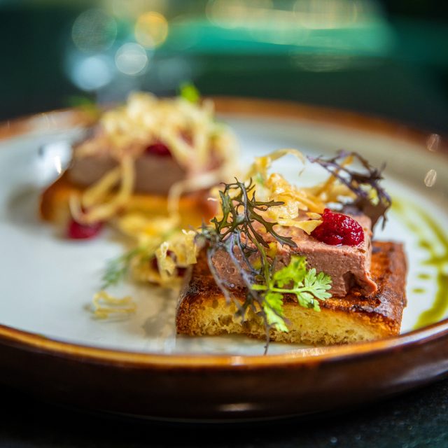 Są miejsca, do których wraca się dla smaków, atmosfery i chwil przy stole. 🍴  Tu wszystko zaczyna się od składników, a kończy na talerzach, które zachwycają nie tylko smakiem, ale i kolorami. Każde danie to mała kompozycja - dopracowana, sezonowa i po prostu piękna.  Wpadnij po kolory, smaki i dobry czas. ✨  📍 @conceptfoodandwine, Centrum Praskie Koneser  #koneser #conceptfoodandwine #warszawa #dozjedzenia #lunch