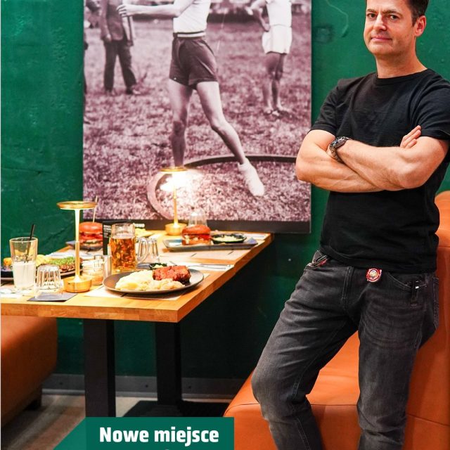 „Mecz to tylko pretekst” ⚽🔥  Nowa przestrzeń w @spoldzielnia.koneser.sportsbar, w której sport spotyka się z dobrym jedzeniem, ludźmi i luźną atmosferą.  To nie jest typowy sports bar.
To miejsce, gdzie możesz obejrzeć mecz, ale też po prostu wpaść ze znajomymi, usiąść i zostać na dłużej.  Emocje na ekranach, klimat przy stole i energia, która robi robotę.  Zobacz, o co w tym chodzi. 👀  📍 @spoldzielnia.koneser.sportsbar, Centrum Praskie Koneser  #koneser #spółdzielnia #sportsbar #warszawa #wydarzeniasportowe