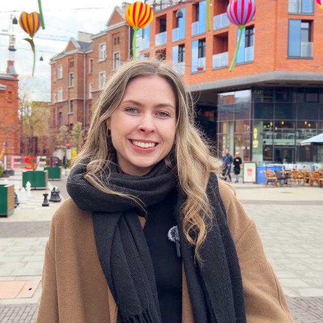 Poznaj Oliwię - naszą zwyciężczynię konkursu! 🧡
Mieszka na Pradze i pokazuje Konesera tak, jak zna go najlepiej - od codziennej, naturalnej strony.  Lunch w przerwie, a po pracy siłownia i zakupy.
Dla niej to nie punkt na mapie - to część codzienności.  Zobacz Koneser jej oczami! ✨  #koneser #nacodzień #warszawapraga #dozobaczenia