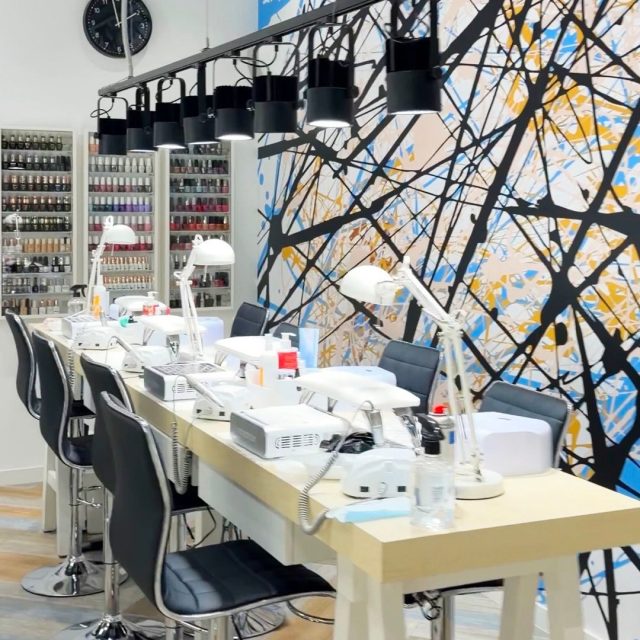 W @eyebar_polska zadbają o Ciebie kompleksowo! ✨  Brwi, rzęsy, paznokcie, makijaż i Face Gym - wszystko w jednym miejscu, żebyś mogła zadbać o siebie dokładnie tak, jak lubisz. Naturalne podkreślenie urody, pielęgnacja i relaks w jednym miejscu.  Tu wychodzisz piękniejsza i spokojniejsza! 🤍  📍 @eyebar_polska, Centrum Praskie Koneser  #koneser #eyebar #warszawa #pielęgancja #makijaż