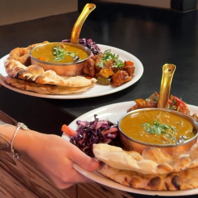 Są takie dania, o których się myśli… i takie, o których się śni - dla nas to te z @bombaj_masala_praga. 😋  Masz tu swoje jedno ulubione danie czy lista jest za długa?  📍 @bombaj_masala_praga, Centrum Praskie Koneser  #koneser #bombajmasala #warszawa #restauracje #dobrzezjeść