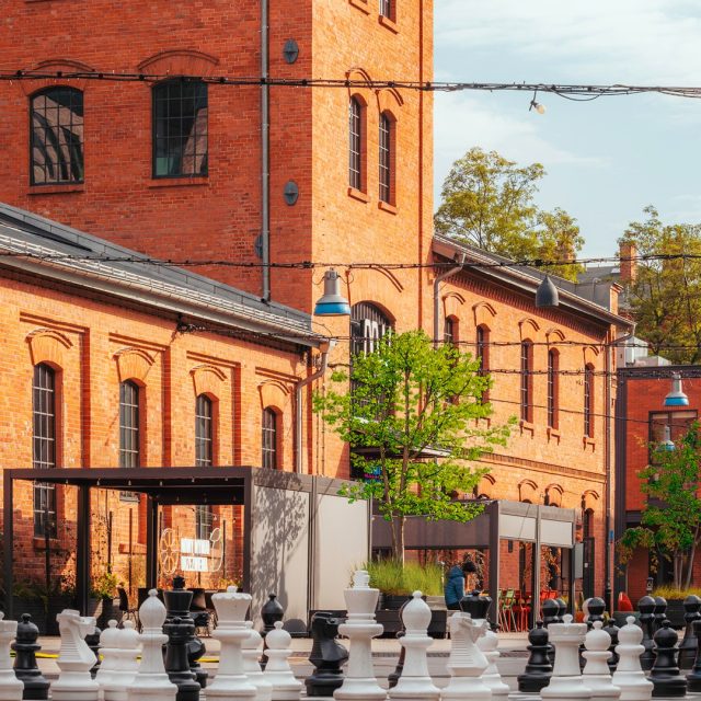 Nowy tydzień pełen wydarzeń, atrakcji i dobrej energii. Wpadnij do Konesera! 🌷  🎭 WYDARZENIA 🎭
🔸 11.05 Cupping na Pradze w @freya_cafe_koneser
🔸 16, 17.05 Animacje dla dzieci w @orzo_restaurants 
🔸 16.05 Czekoladowe Warsztaty malowania torcików wedlowskich w Pijalnia Czekolady @wedelkoneser
🔸 16.05 Noc Muzeów | Spacer "Śladami polskiej wódki" w @polishvodkamuseum
🔸 16.05 Noc Muzeów | Wykład o historii fabryki wódki na Pradze w @polishvodkamuseum
🔸 16-31.05 Nowy zawód pop-up "Aktor/ka Dubbingowa" w @miniciti_pl
🔸 17.05 Concert & Dining | Tribute to Bill Evans w @scenakotlownia  ⚽ SPORT ⚽
🔸16.05 Transmisja Gali KSW 118 w @spoldzielnia.koneser.sportsbar  🎨 SZTUKA 🎨
🔸 12-17.05 "Tydzień z artystą" Olga Niewiadomska & Michał Karpiński oraz Karolina Zuzak & Krzysztof Przestrzelski w @galeria_bizuterii_wspolczesnej
🔸 8-31.05 Wystawa "Nie tylko owady ze srebrnej szuflady" Józef Teclaw | Biżuteri z historią w @galeria_bizuterii_wspolczesnej
🔸 Do 28.06 Wystawa “Kod wyobraźni - od Beksińskiego do Bielaka” w @muzeumsztukifantastycznej  🎉 ROZRYWKA 🎉
🔸 12.05 Pubquiz x Wyborowa w @setkipowodow
🔸 16.05 BEAT THE NIGHT | Food, drinks & DJ w @setkipowodow  #koneser #warszawa #wydarzenia #corobićwwarszawie