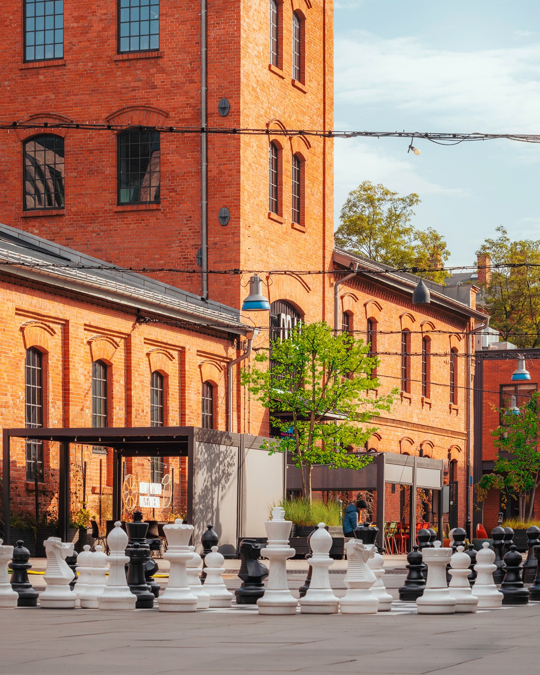 Nowy tydzień pełen wydarzeń, atrakcji i dobrej energii. Wpadnij do Konesera! 🌷  🎭 WYDARZENIA 🎭
🔸 11.05 Cupping na Pradze w @freya_cafe_koneser
🔸 16, 17.05 Animacje dla dzieci w @orzo_restaurants 
🔸 16.05 Czekoladowe Warsztaty malowania torcików wedlowskich w Pijalnia Czekolady @wedelkoneser
🔸 16.05 Noc Muzeów | Spacer "Śladami polskiej wódki" w @polishvodkamuseum
🔸 16.05 Noc Muzeów | Wykład o historii fabryki wódki na Pradze w @polishvodkamuseum
🔸 16-31.05 Nowy zawód pop-up "Aktor/ka Dubbingowa" w @miniciti_pl
🔸 17.05 Concert & Dining | Tribute to Bill Evans w @scenakotlownia  ⚽ SPORT ⚽
🔸16.05 Transmisja Gali KSW 118 w @spoldzielnia.koneser.sportsbar  🎨 SZTUKA 🎨
🔸 12-17.05 "Tydzień z artystą" Olga Niewiadomska & Michał Karpiński oraz Karolina Zuzak & Krzysztof Przestrzelski w @galeria_bizuterii_wspolczesnej
🔸 8-31.05 Wystawa "Nie tylko owady ze srebrnej szuflady" Józef Teclaw | Biżuteri z historią w @galeria_bizuterii_wspolczesnej
🔸 Do 28.06 Wystawa “Kod wyobraźni - od Beksińskiego do Bielaka” w @muzeumsztukifantastycznej  🎉 ROZRYWKA 🎉
🔸 12.05 Pubquiz x Wyborowa w @setkipowodow
🔸 16.05 BEAT THE NIGHT | Food, drinks & DJ w @setkipowodow  #koneser #warszawa #wydarzenia #corobićwwarszawie