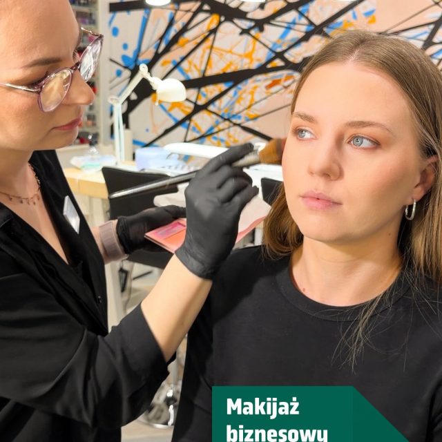 Makijaż, który naprawdę do Ciebie pasuje! 💄  W @eyebar_polska możesz skorzystać z usługi makijażu biznesowego - stworzonego tak, by podkreślał Twoje rysy, wyglądał świeżo i profesjonalnie w każdej sytuacji.  To makijaż dopasowany do Ciebie, a nie do trendów - lekki, naturalny i idealny na co dzień, do pracy czy na ważne spotkania.  Efekt? Wyglądasz dobrze nie tylko na ekranie, ale przede wszystkim na żywo! 👀  💳 Makijaż biznesowy dostępny z Kartą Eyebar za 160 zł
📍 @eyebar_polska, Centrum Praskie Koneser  #koneser #eyebar #makijaż #warszawa
