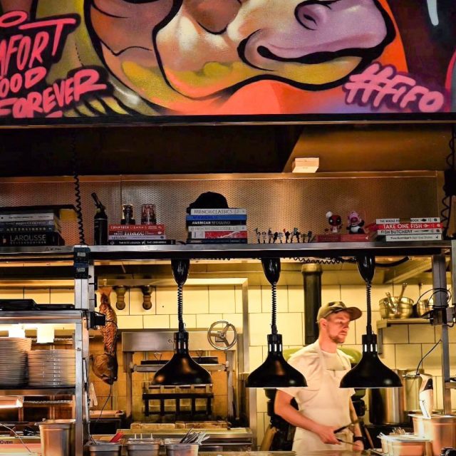 @koneser_grill - miejsce, które powstało z pasji do smaku, jakości i dobrych doświadczeń przy stole.  To nie tylko jedzenie - to podejście do gościa, smaku i atmosfery, którą chce się zapamiętać.  Sprawdź, skąd to wszystko się wzięło! 👀  📍 @koneser_grill, Centrum Praskie Koneser  #koneser #konesergrill #warszawa #dobrzezjeść