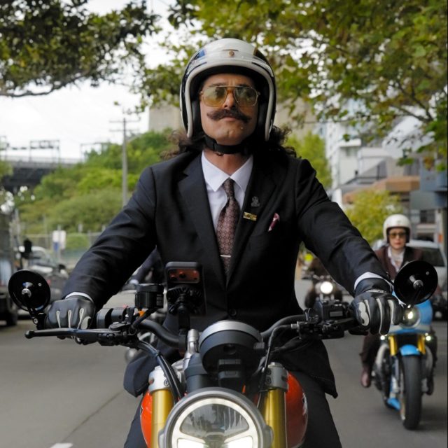 Eleganckie stroje, dopracowane detale i wypolerowane motocykle! 🏍️🎩  The Distinguished Gentleman’s Ride ponownie w Koneserze - międzynarodowa, charytatywna parada motocyklistów i wyjątkowych maszyn. Wydarzenie łączy stylową przejażdżkę z ważnym celem - wsparciem profilaktyki raka prostaty i zdrowia mężczyzn.  Start i meta warszawskiej edycji na Placu Konesera.  Dołącz i bądź częścią tej wyjątkowej jazdy 🙌  📅 17.05
📍 Centrum Praskie Koneser
