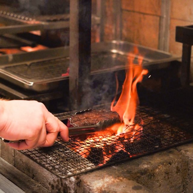 W @koneser_grill wszystko zaczyna się od ognia! 🔥  Praca na żywym ogniu, grillowanie, wędzenie i dym to fundament kuchni - techniki, które nadają potrawom głębię i charakter nie do podrobienia. To połączenie precyzyjnej techniki i intuicji, gdzie kluczowy jest produkt i jego jakość.  A efekt? Smak, który zostaje w pamięci na długo! 🔥  #koneser #konesergrill #dobrzezjeść #warszawa