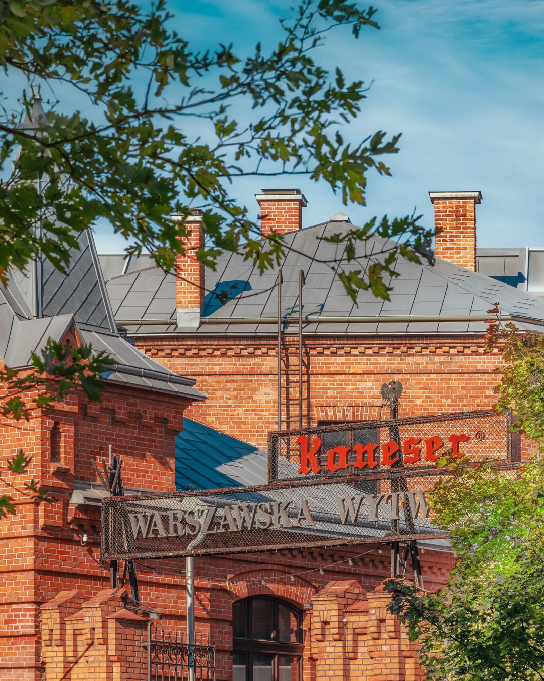 Nie masz planów na ten tydzień? ☀️
Sprawdź harmonogram wydarzeń w Koneserze i znajdź coś dla siebie. ✨  🎭 WYDARZENIA 🎭
🔸 1.06 Dzień dziecka w @miniciti_pl
🔸 5.06 @teatrbaj Przygody Kubusia na Placu Konesera
🔸 6-7.06 @artmarketpoland | Targi Kreatywne na Placu Konesera
🔸 Do 30.06 Zawód pop-up: Aktork/a Dubbingowa w @miniciti_pl  ⚽ SPORT ⚽
🔸 3.06 Transmisja meczu Polska-Nigeria w @spoldzielnia.koneser.sportsbar
🔸 3, 6.06 Joga pod kominem na Placu Konesera  🎨 SZTUKA 🎨
🔸 3.06 "W srebrze i w kolorze" wernisaż wystawy biżuterii artystycznej Andrzeja Jacyszyna w @galeria_bizuterii_wspolczesnej
🔸 5-30.06 "W srebrze i w kolorze" wystawa biżuterii artystycznej Andrzeja Jacyszyna w @galeria_bizuterii_wspolczesnej
🔸 Do 28.06 Wystawa “Kod wyobraźni - od Beksińskiego do Bielaka” w @muzeumsztukifantastycznej  🎉 ROZRYWKA 🎉
🔸 2.06 Pubquiz x Wyborowa w @setkipowodow
🔸 5.06 Beat The Night | Food, drinks & DJ w @setkipowodow  #koneser #corobićwwarszawie #wydarzenia #targi