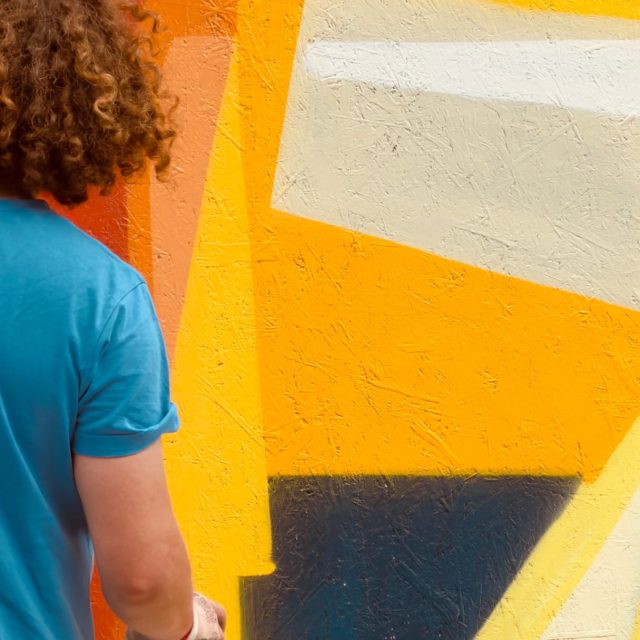 Urban Art Area przeszło przez Konesera! 🎨🔥  Dwa dni, które zmieniły Plac Konesera w żywy mural. Farba w ruch, ściany w akcji, artyści na pełnym flow.  Live painting, graffiti i street vibe bez przerwy - tu sztuka działa się na oczach ludzi!  Dziękujemy, że byliście częścią tego ruchu! 💥  @urban.art.area.foundation, @leonarda_art_gallery  @exer_one, @autone1, @niebieski.robi.kreski, @luks.przez.iks, @mlody_dron, @finerism, @mktsmpl, @fr35ky, @inkoignito 🎨  #koneser #warszawa #streetart #urbanartarea #streetartist