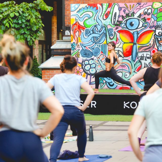 Kolejna porcja letnich wydarzeń już na Was czeka. Widzimy się? 🌸  🎭 WYDARZENIA 🎭
🔸 21.07 MEHENDI Malowanie indyjską henną w @bombaj_masala_praga
🔸 23.07 Praskie Koncerty chopinowskie | @adamkaldunski na Placu Konesera
🔸 24.07 Wieczory z Wajdą by @gqpoland “Niewinni czarodzieje”  ⚽ SPORT ⚽
🔸 22, 25.07 Joga pod kominem na Placu Konesera
🔸 26.07 Joga na świeżym powietrzu ze @zdrofit na Placu Konesera  🎨 SZTUKA 🎨
🔸 21-26.07 Tydzień z artystą | Alicja Pełda & Laura Kopeć w @galeria_bizuterii_wspolczesnej
🔸 Do 31.08 Wystawa Last Joyful Summer | Adam Olczak-Lipman w @totuart_gallery
🔸 Do 31.08 Wystawa „Ruch, który obchodzi” by @gqpoland na Placu Konesera  #koneser #latokonesera #warszawa #corobićwwarszawie