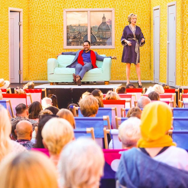 Wracamy z kolejnym plenerowym spektaklem @teatrpolonia i @ochteatr! 🎭  W ramach Lata Konesera ponownie zapraszamy na teatralny wieczór pod chmurką. Tym razem na scenie zobaczycie błyskotliwą komedię „Związek otwarty” - pełną inteligentnego humoru i celnych obserwacji o relacjach.  📅 31 lipca | 18:00
📍 Plac Konesera
👤 Spektakl dla widzów dorosłych
🎟️ Wstęp wolny  #koneser #latokonesera #spektakleplenerowe #warszawa