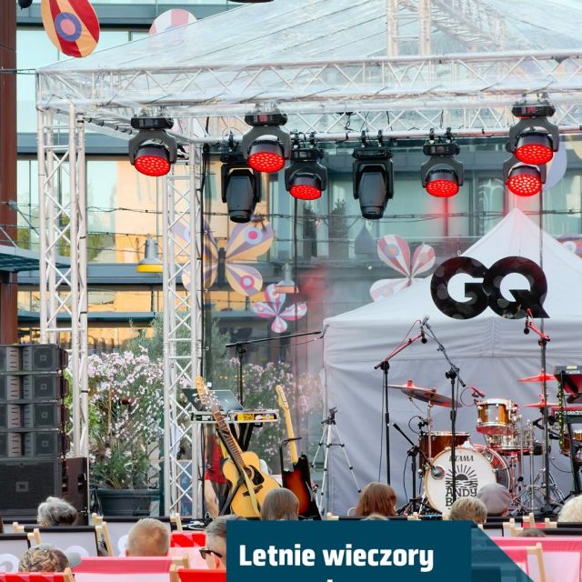 Plan na letni wieczór? Koneser!  Wakacyjny klimat, wyjątkowa atmosfera i koncerty w ramach Summer Stage by @gqpoland i @kayax_music. 🌇🎤  🎶 Następny koncert już 30.07 o 19:30. Na scenie wystąpi @muzazalisz.  Wstęp wolny - wpadnij i odkryj, jak brzmi lato w Koneserze!  #koneser #latokonesera #koncerty #warszawa