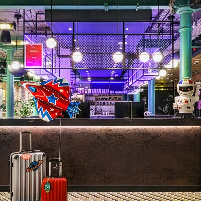 Weekend w mieście… ale w najlepszym wydaniu! 🐾🐶  Planujesz weekend w Warszawie i nie wiesz, gdzie znaleźć idealny nocleg? Sprawdź @moxywarsaw_praga w Koneserze!  Pet-friendly, świetna lokalizacja i wszystko pod ręką - spacery, knajpy, kawa i miejsca, gdzie możesz wejść razem ze swoim pupilem.  A do tego 15% rabatu od dziennej ceny noclegu ze śniadaniem oraz bezpłatny pobyt dla zwierzęcia. Oferta obowiązuje na pobyty weekendowe (piątek-niedziela) w maju i czerwcu, z wyłączeniem terminów wydarzeń specjalnych odbywających się na Stadionie Narodowym.  Co powiesz na taki city break? 👀  #koneser #moxywarsawpraga #warszawa #citybreak #petfriendly