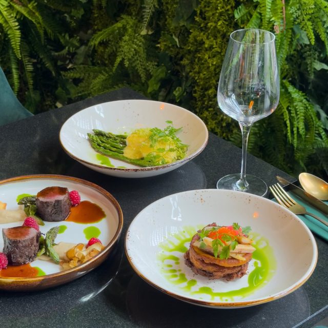 Tutaj każdy talerz staje się małą opowieścią o smaku. 🤍  Szef Kuchni Karol Dmitruk czuwa nad powstawaniem dań, które są prawdziwymi kulinarnymi arcydziełami - sezonowe, dopracowane i pełne smaku. 💫  Zasmakuj kuchni z wyraźnym polskim akcentem, w której liczy się nie tylko smak, ale i dopracowana forma na talerzu. 🍽️  📍 @conceptfoodandwine, Centrum Praskie Koneser  #koneser #conceptfoodandwine #finedining #dobrzezjeść