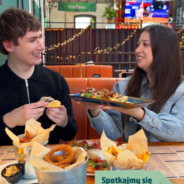 Spotkajmy się tam, gdzie każdy wybiera po swojemu! 🤝  Dobre jedzenie, luźna atmosfera i miejsce, w którym chce się zostać na dłużej.  @spoldzielnia.koneser.sportsbar to przestrzeń na spotkania ze znajomymi, dzielenie się jedzeniem i wspólne chwile - bez spiny, dokładnie tak jak lubisz! 👀  📍 @spoldzielnia.koneser.sportsbar, Centrum Praskie Koneser  #koneser #spółdzielnia #dobrzezjeść #restauracja #warszawapraga