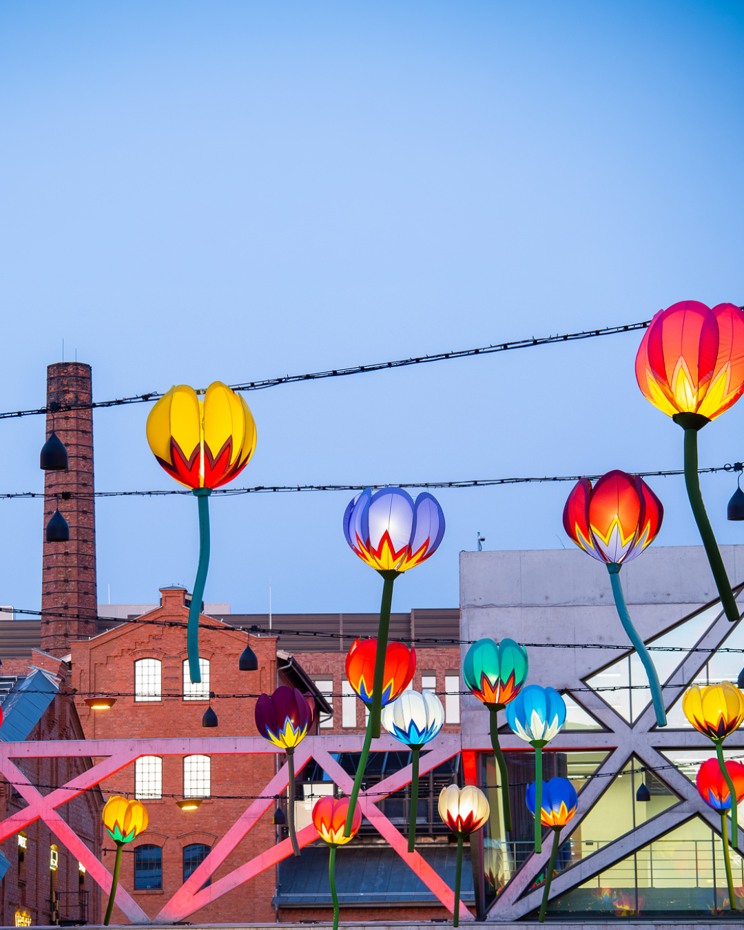 Spotkajmy się w Koneserze! Sprawdź harmonogram na ten tydzień i zaplanuj wizytę. 👇  🎭 WYDARZENIA 🎭
🔸 21, 23.04 Zajęcia z Jogi Vinyasa w @kliniki_invimed 
🔸 21.04 Bezpłatne konsultacje z kosmetologiem w Mydlarni @4szpaki
🔸 21.04 Warsztaty z automasażu twarzy selfKOBIDO w Mydlarni @4szpaki 
🔸 23.04 Festiwal Pizzy w @losteria.pl
🔸 25.04 Czekoladowe Warsztaty malowania torcików wedlowskich w Pijalnia Czekolady @wedelkoneser 
🔸 25.04 Concert & Dining | Tribute Stevie Wonder w @scenakotlownia
🔸 25.04 Spacer @powarszawsku śladem dawnej sportowej Warszawy
🔸 25-26.04 @shoplocal_targi | Targi polskich marek na Placu Konesera  🎨 SZTUKA 🎨
🔸 1-30.04 Wystawa Jacka Piotrowskiego @yatzek.eu “Tam, gdzie dźwięk staje się obrazem” na Placu Konesera
🔸 21-26.04 “Tydzień z bursztynem” z Tibuki Store w @galeria_bizuterii_wspolczesnej
🔸 Do 30.04 Magia Natury | Wystawa kwiatowej biżuterii Katarzyny Czajkowskiej w @galeria_bizuterii_wspolczesnej
🔸 Do 28.06 Wystawa “Kod wyobraźni - od Beksińskiego do Bielaka” w @muzeumsztukifantastycznej  🎉 ROZRYWKA 🎉
🔸 21.04 Pubquiz x Wyborowa w @setkipowodow  #koneser #wydarzenia #targi #corobićwwarszawie