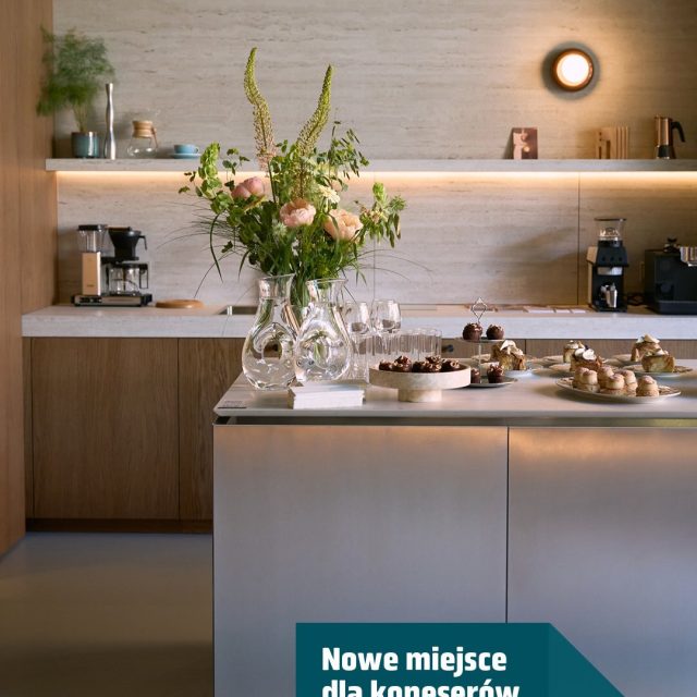 📍 Nowe miejsce dla koneserów designu i kawy specialty.  @belif.furniture x @coffeedeskpl to showroom, w którym high-endowe meble na wymiar spotykają się z ikonami kawowego designu i topowym sprzętem do specialty coffee. ✨☕️  Dwa światy, jedna przestrzeń i wspólny mianownik: dobry smak i dbałość o każdy detal. 🤎  Poznajcie ich bliżej i odkryjcie tę wyjątkową przestrzeń w Koneserze.  #koneser #beliffurniture #coffeedesk #showroom #warszawa