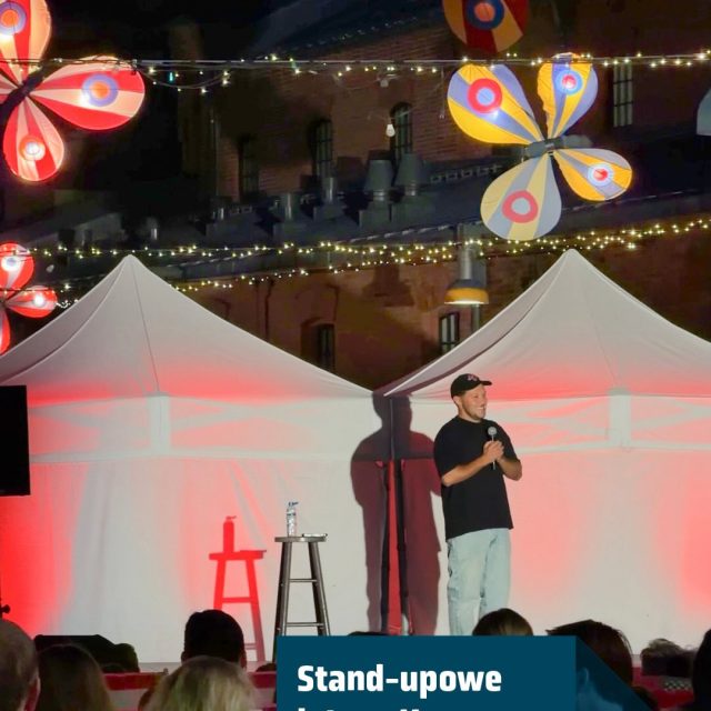 Najlepsze letnie wieczory? Te pełne śmiechu! 😂  Stand-upy ponownie rozgrzewają Plac Konesera, a przed nami jeszcze kolejne wieczory z najlepszymi komikami polskiej sceny.  Zbierz znajomych, wpadaj do Konesera i przygotuj się na solidną dawkę humoru. Do zobaczenia! 🎤  🎤 22.08 | 20:30 - @synmojegotaty (prowadzenie: @bartek.toczek)
🎤 23.08 | 20:30 - @adam.sobaniec (prowadzenie: @kamil_koziel_standup)  *wydarzenie dla osób pełnoletnich  @standupnolimits  #koneser #latokonesera #standup #warszawa